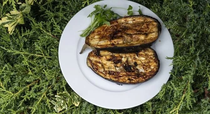 Prosty przepis na bakłażan z grilla, który zachwyci Twoich gości