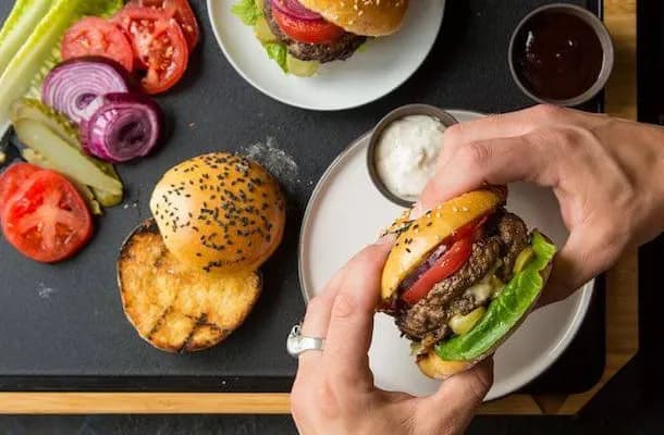 Jak przyprawić mięso do hamburgerów, aby uzyskać wyjątkowy smak