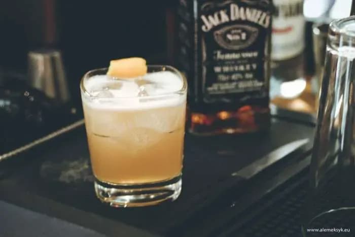 Najlepsze drinki z jajkiem: przepisy na klasyczne koktajle i porady