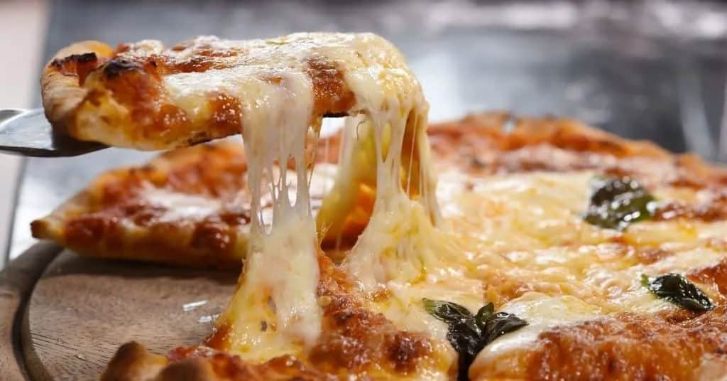 Jak odgrzać pizzę w mikrofali, by uniknąć gumowatego ciasta