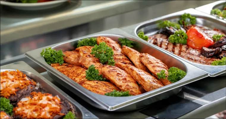 Ile kosztuje catering na 60 osób? Sprawdź ceny i opcje menu