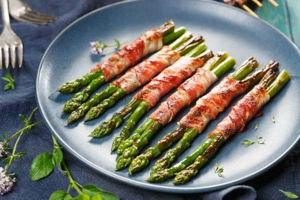 Pyszne szparagi z grilla z boczkiem - łatwy przepis na grillowanie