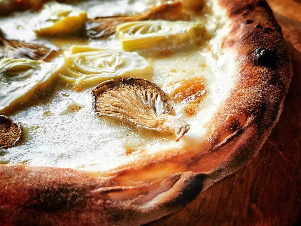 Pizza bianca co to? Odkryj sekrety tej wyjątkowej pizzy bez sosu