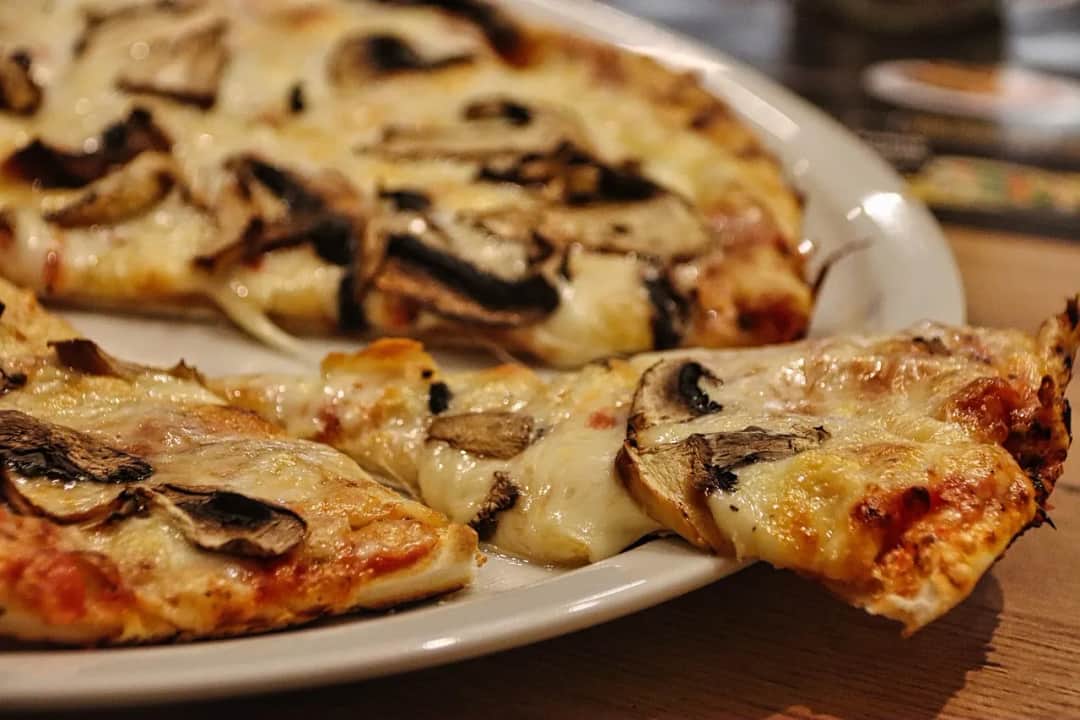 Najlepsze dodatki do pizzy wegetariańskiej, które zachwycą smakiem