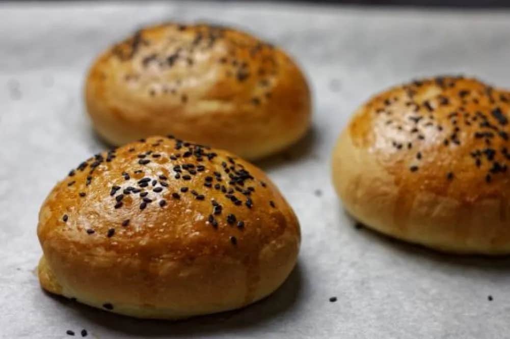Jak upiec bułki do hamburgerów – proste przepisy na idealne bułki