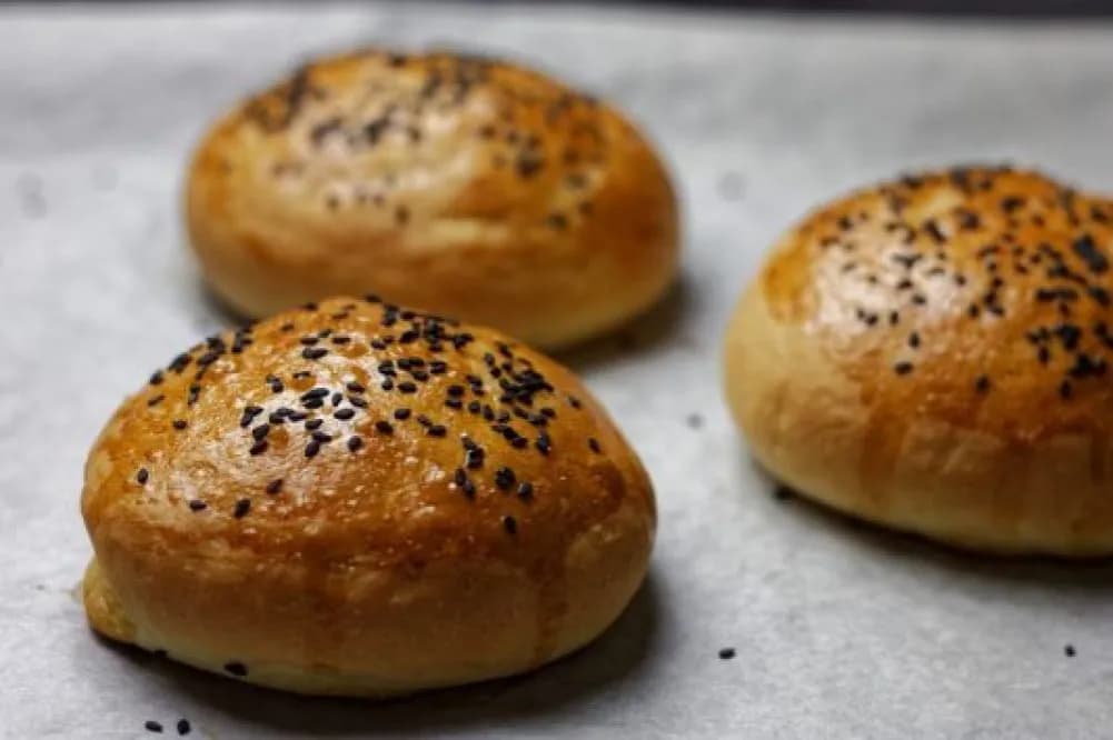 Jak upiec bułki do hamburgerów – proste przepisy na idealne bułki