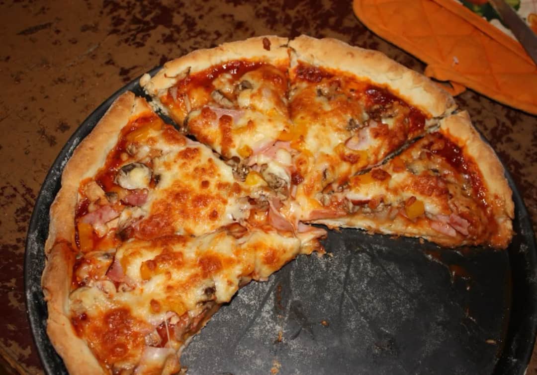 Pizza jak z pizzeri: proste przepisy na idealne domowe ciasto