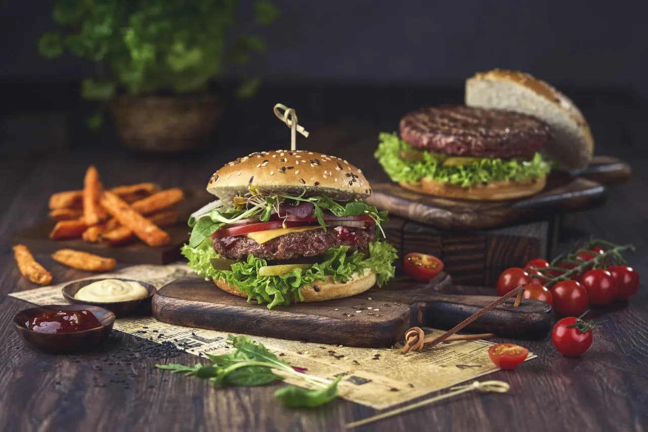 Kto wymyślił hamburgera? Prawda o jego tajemniczym pochodzeniu