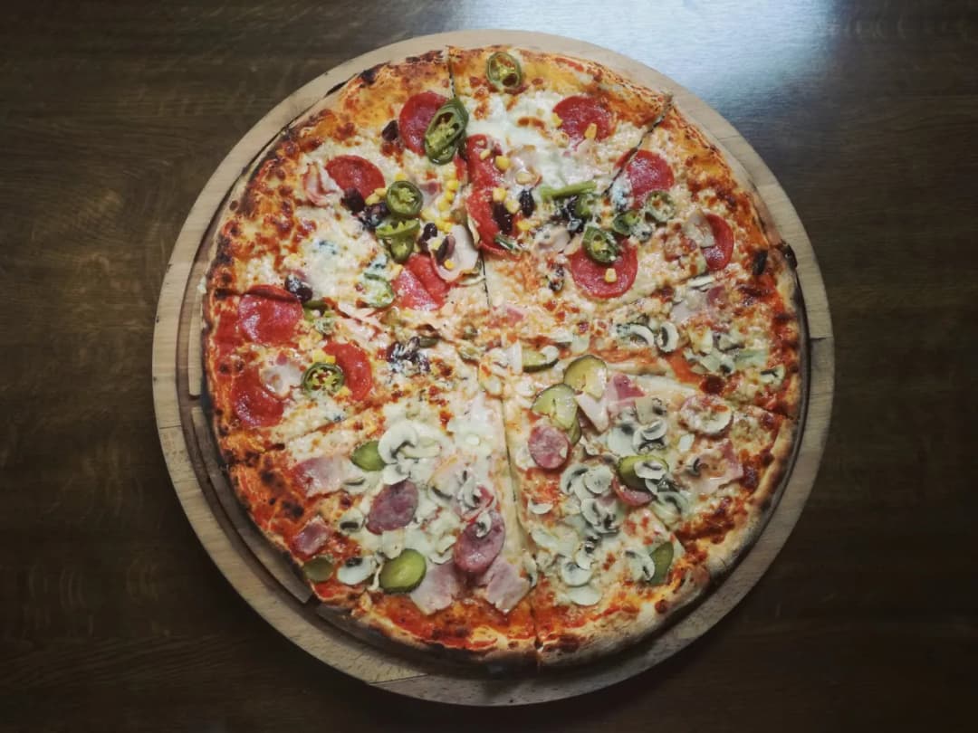 Ile kalorii ma pizza? Sprawdź, co naprawdę zawiera Twoja ulubiona pizza