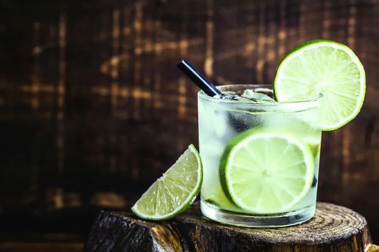 Jak przygotować idealną caipirinha - przepis i ciekawostki o koktajlu