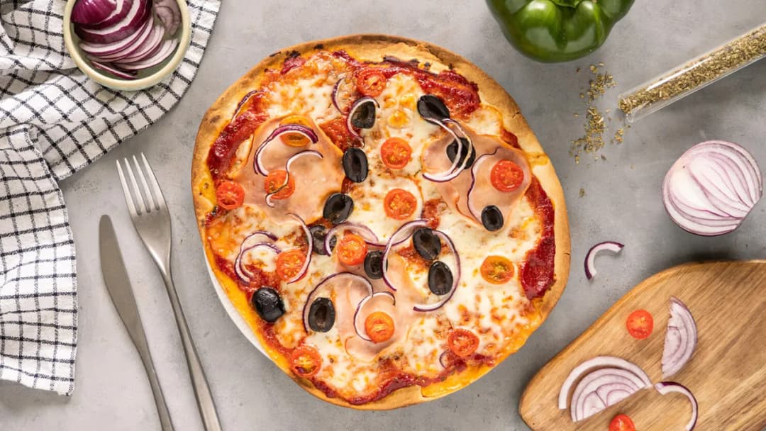 Jak długo piec spód do pizzy, aby uniknąć zakalca? Sprawdź!