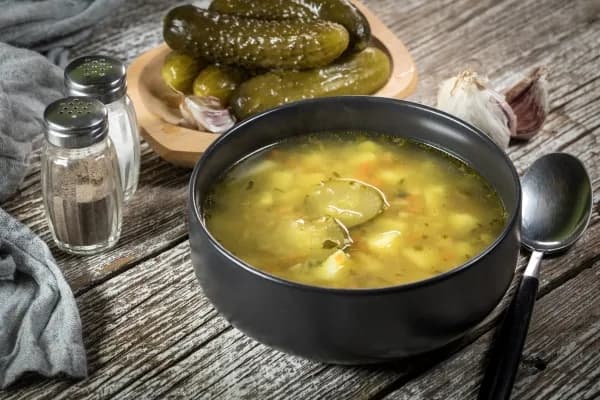 Jak ugotować zupę ogórkową - prosty przepis, który zachwyci smakiem