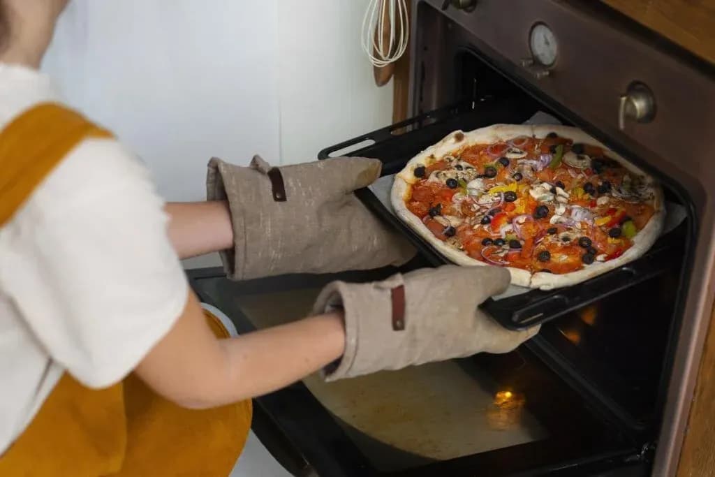 Jak piec pizzę w piekarniku, aby uniknąć najczęstszych błędów?