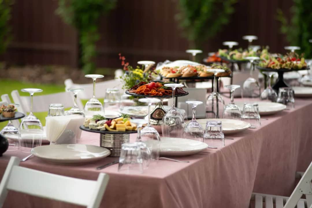 Jak rozłożyć stół cateringowy, aby uniknąć najczęstszych błędów?