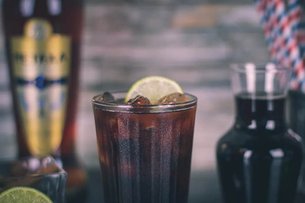 Najlepsze drinki z pepsi: Proste przepisy na orzeźwiające koktajle