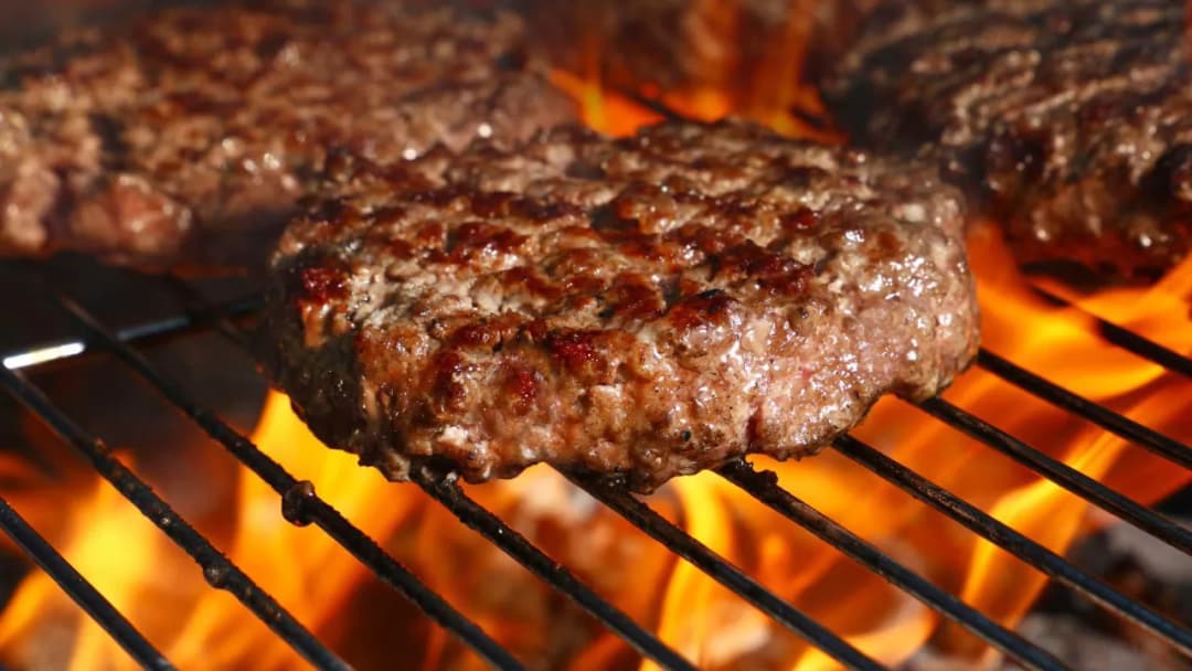 Jak smażyć hamburgery: unikaj tych błędów i osiągnij perfekcję