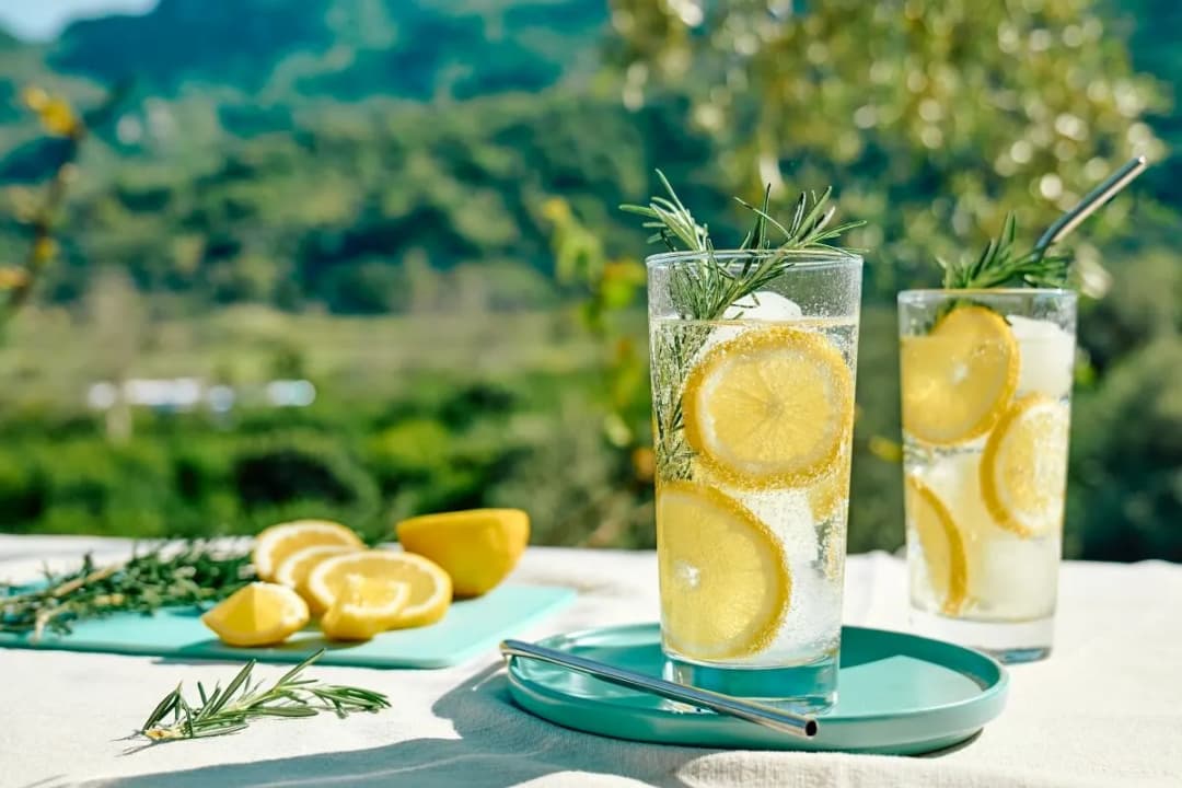 Proste i orzeźwiające drinki z Fantą, które zachwycą gości