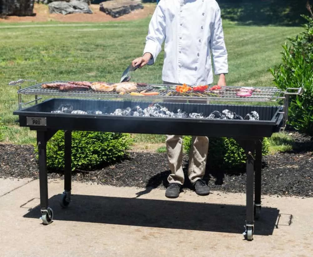 Wynajem grilla z obsługą - bezstresowa organizacja imprezy plenerowej