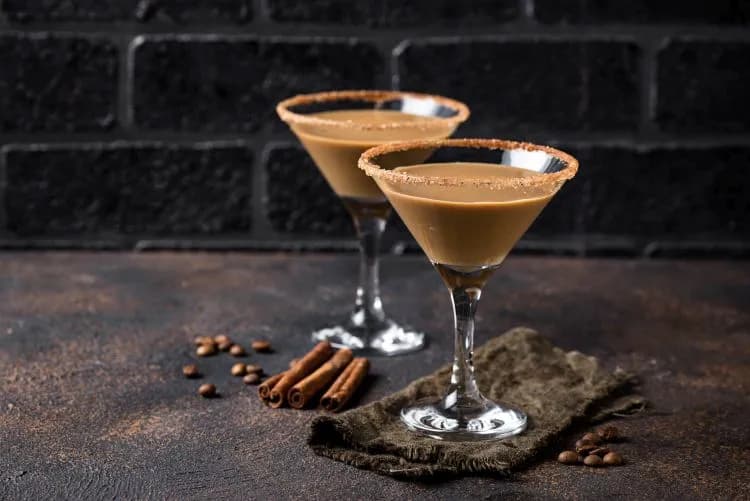 Najlepsze przepisy na drinki z likierem Sheridan, które musisz spróbować
