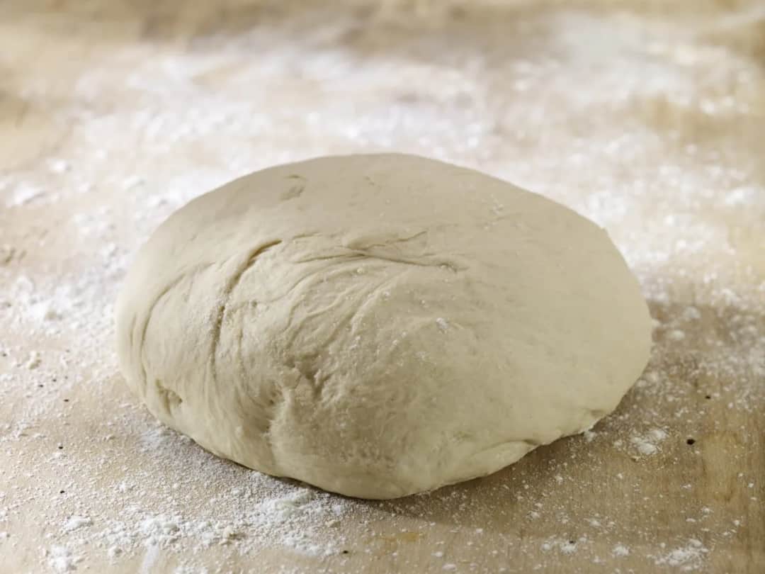 Ile powinno rosnąć ciasto na pizzę, aby uzyskać idealną konsystencję?
