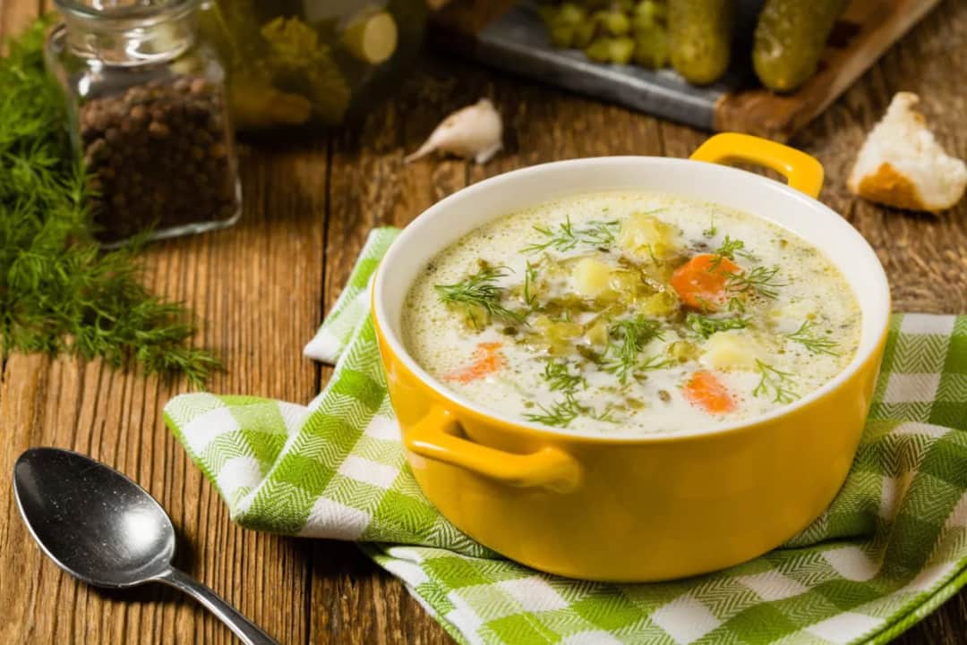 Czym przyprawić zupę ogórkową, aby zachwycić smakiem i aromatem