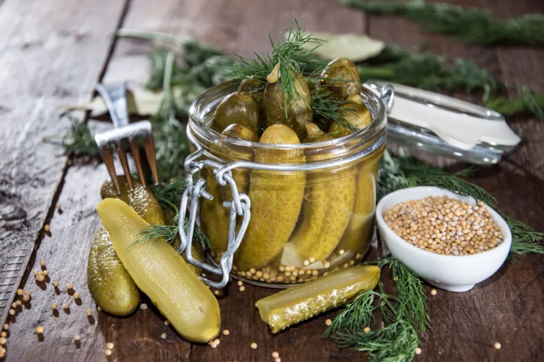 Pyszne ogórki z przyprawą do grilla i selerem – prosty przepis na przetwory
