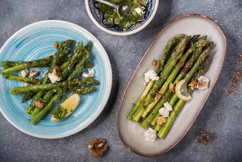 Najlepsze przepisy na szparagi z grilla z serem, które zachwycą smakami