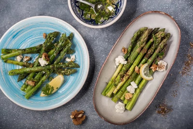 Najlepsze przepisy na szparagi z grilla z serem, które zachwycą smakami